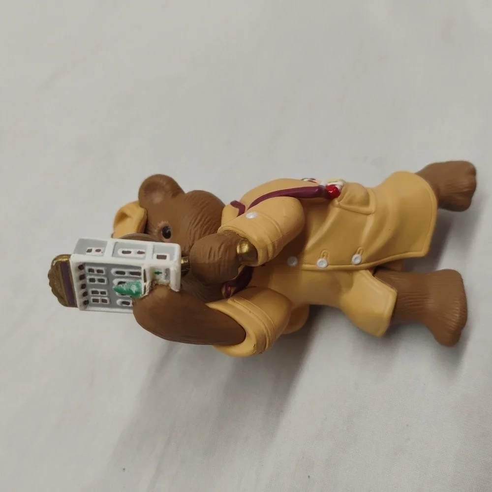 Hallmark 1994 Holiday Pursuit Bear Detective Christmas‎ Tree Ornament